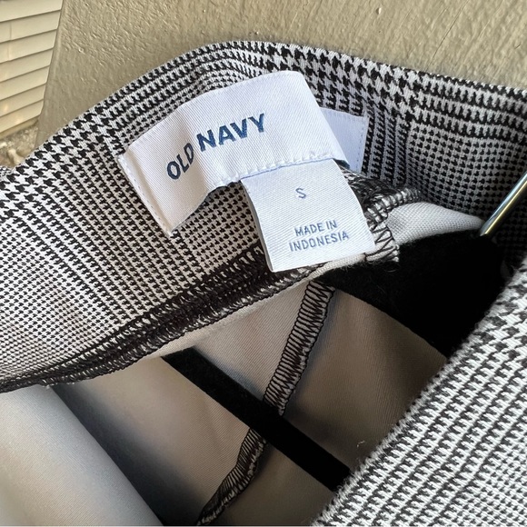 Old Navy High Waist Pixie Skinny Pants for Women - Picture 3 of 3